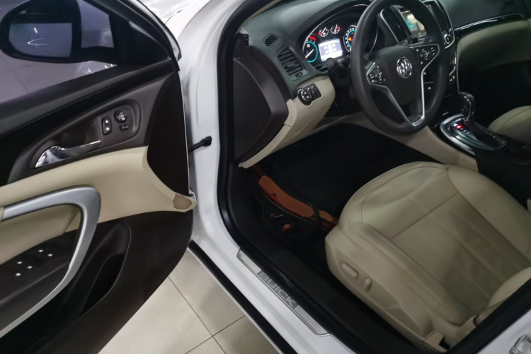 别克 君威 2015款 2.0L 精英时尚型中控内饰20