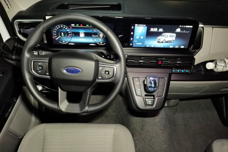 福特 全顺T8 2024款 T8 2.3T柴油自动短轴中顶6座多功能版3/3中控内饰13