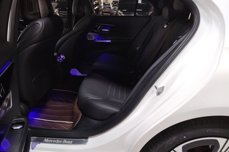 奔驰C级 2022款 C 260 L 皓夜运动版中控内饰21