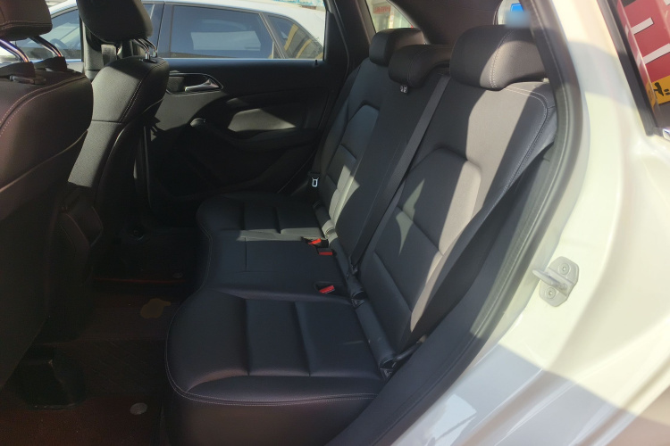 奔驰B级 2017款 B 200 动感型中控内饰21