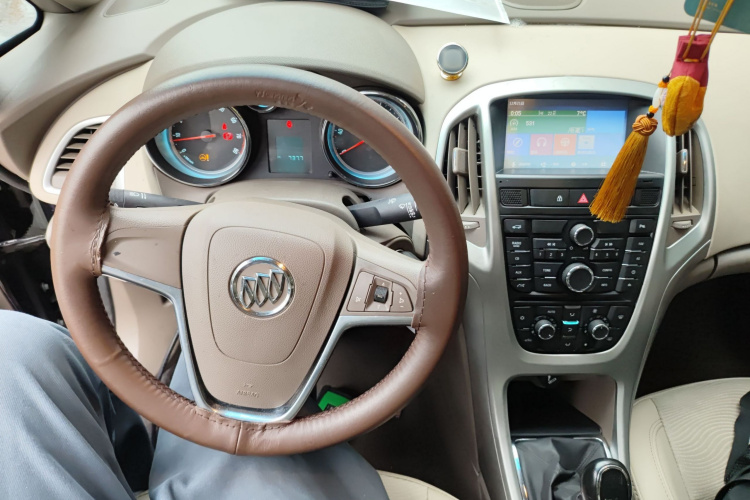 别克 英朗 2013款 GT 1.6L 手动进取版中控内饰12