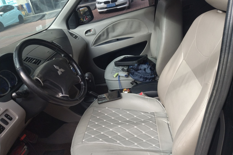 三菱 君阁 2011款 2.0L 自动挡豪华型中控内饰19