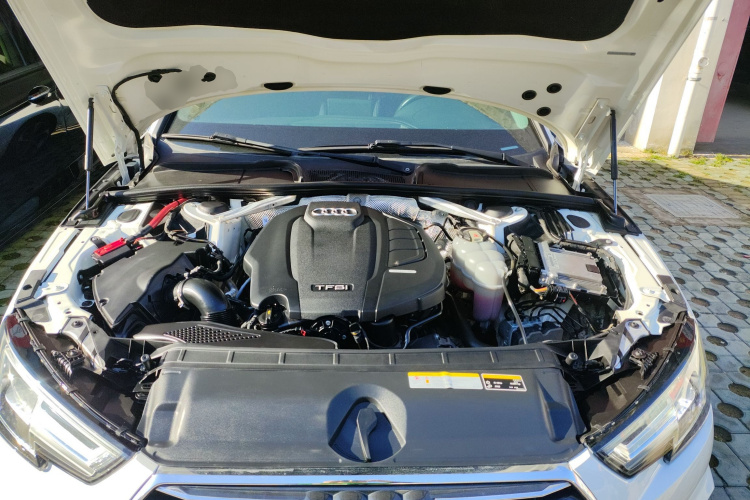 奥迪A4L 2019款 40 TFSI 进取型 国VI机舱底盘24