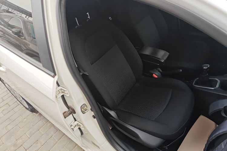 标致301 2014款 1.6L 手动舒适版局部细节41