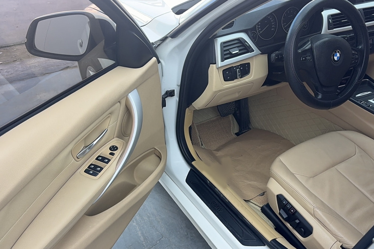 宝马3系 2013款 320i 时尚型中控内饰7003