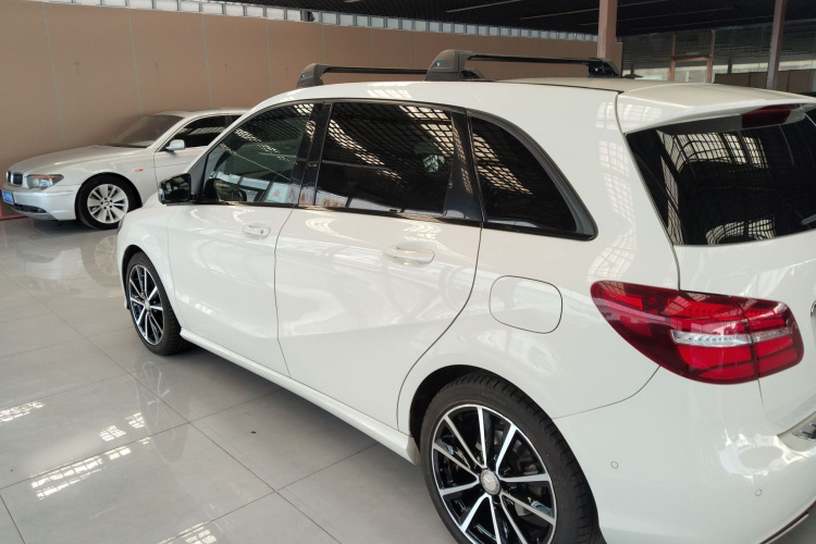 奔驰B级 2015款 B 200 豪华型车身外观4