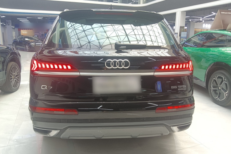 奥迪Q7 2022款 55 TFSI quattro S line运动型车身外观6