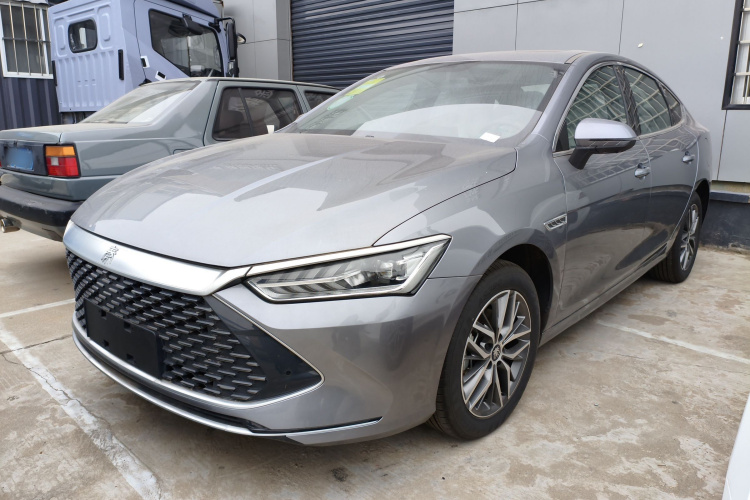 比亚迪 秦PLUS 2024款  荣耀版 DM-i 120KM超越型车身外观1