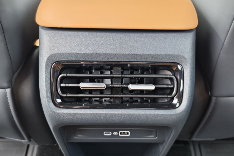 吉利银河 银河星舰7 EM-i 2025款 120km 探索+版中控内饰7007