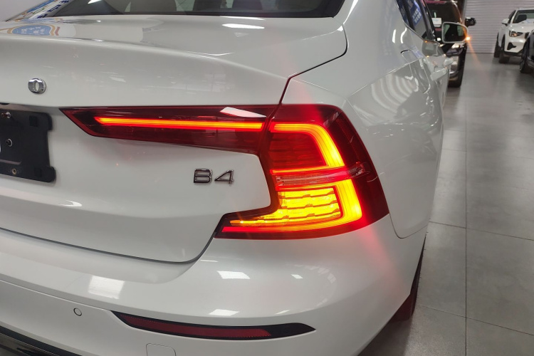 沃尔沃S60 2024款 B4 智远豪华版车身外观9