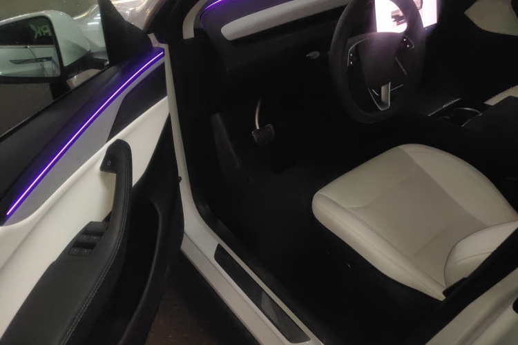 特斯拉 Model Y 2025款 长续航全轮驱动版中控内饰7003