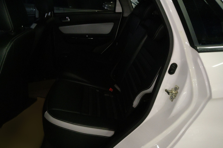 北汽新能源EC5 2019款 新尚版中控内饰7004