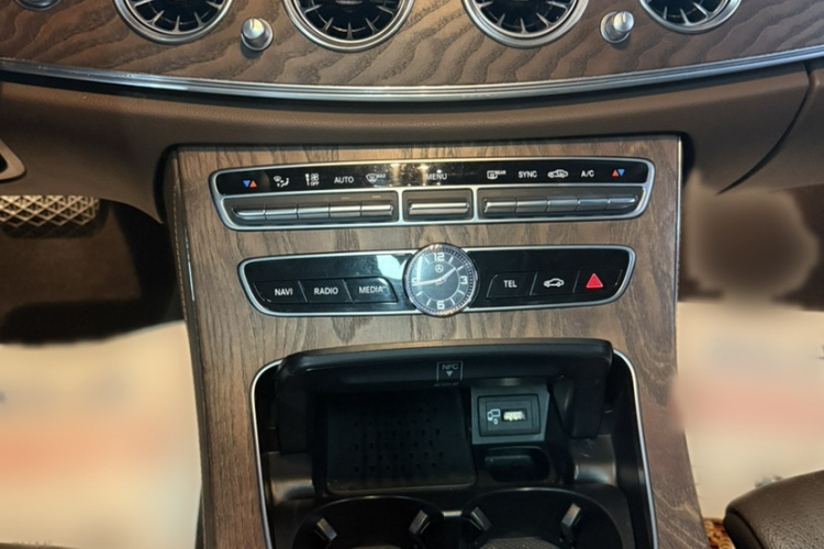 奔驰E级 2018款 改款 E 200 L局部细节9003