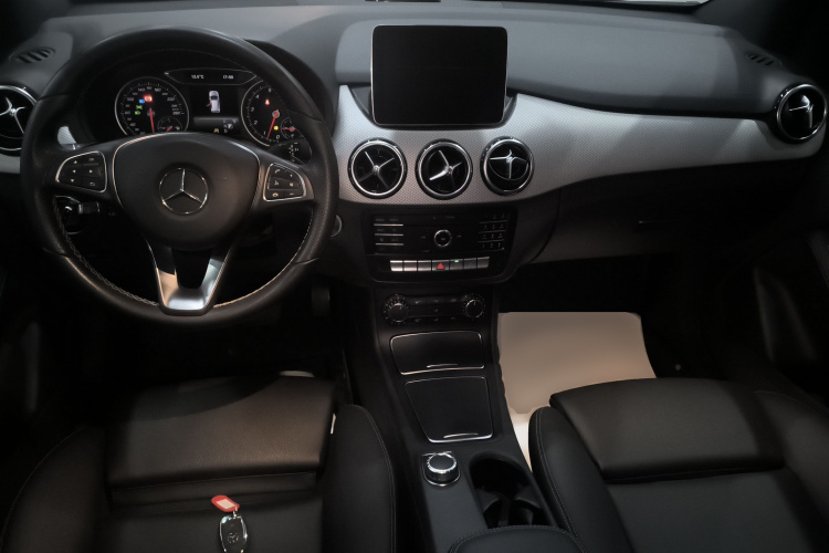 奔驰B级 2017款 B 200 动感型中控内饰12