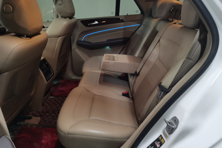 奔驰M级 2014款 ML 400 4MATIC动感型中控内饰21