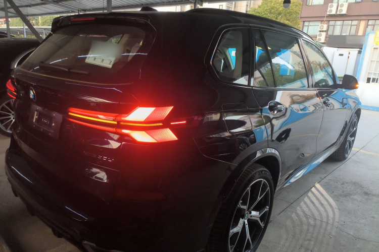 宝马X5 2023款 xDrive 30Li 尊享型M运动曜夜套装车身外观6005