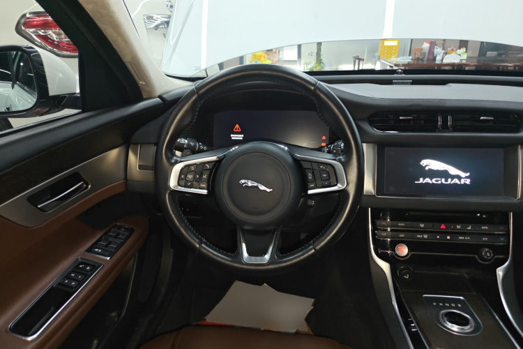 捷豹XFL 2018款 XFL 2.0T 250PS 豪华版中控内饰13