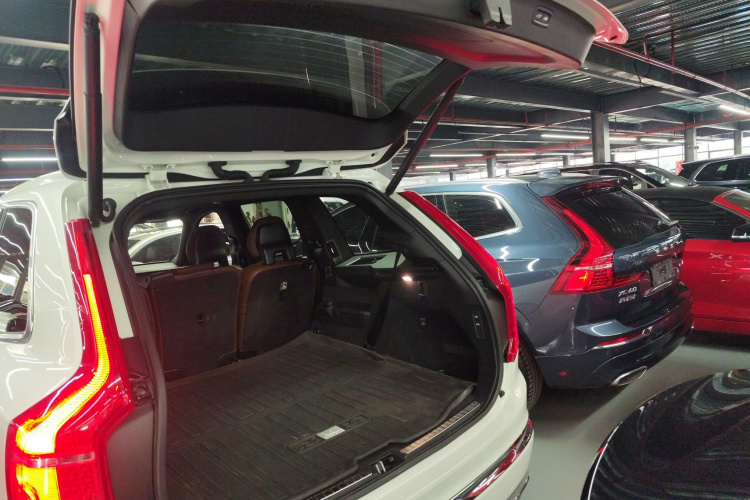 沃尔沃XC90 2021款 B6 智雅豪华版 7座机舱底盘23