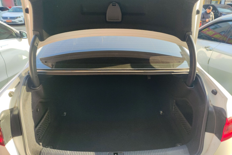 奥迪A4L 2019款 40 TFSI 时尚型 国VI机舱底盘23