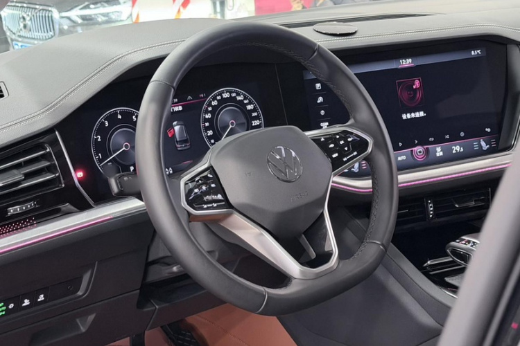 大众 途锐 2022款 3.0TSI 锐享版 曜黑运动套装中控内饰7002