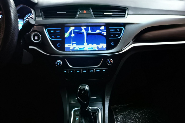 吉利汽车 帝豪 2017款 三厢百万款 1.5L CVT向上版中控内饰7004