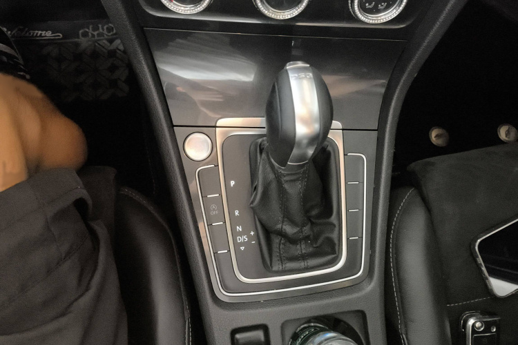 大众 高尔夫 2018款  230TSI 自动豪华型局部细节18