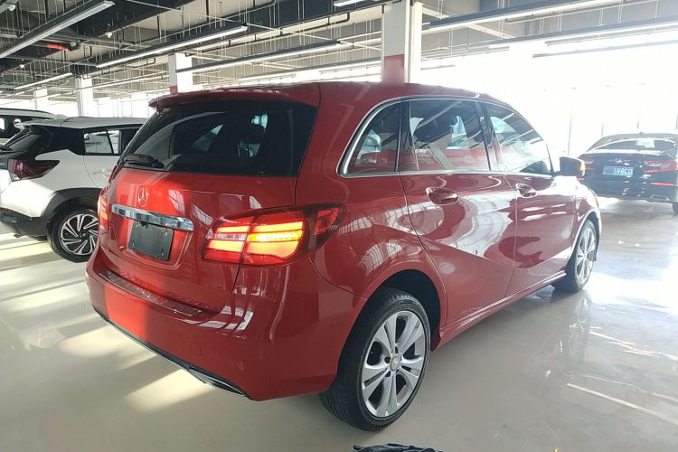 奔驰B级 2015款 B 200 时尚型车身外观7