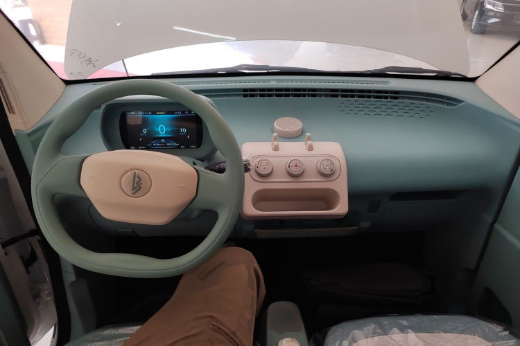 凌宝汽车 凌宝uni 2025款 微甜版 11.52kWh中控内饰12
