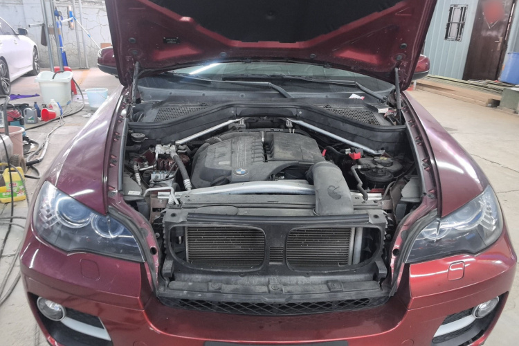 宝马X6 2013款 xDrive35i机舱底盘24