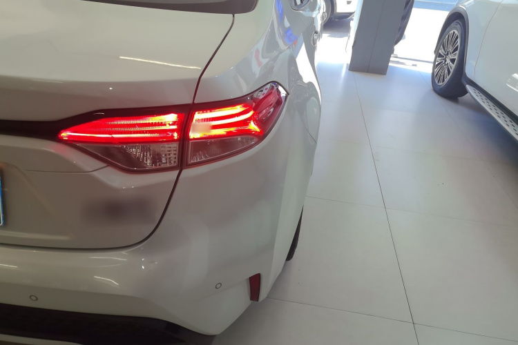 丰田 雷凌 2021款 双擎 1.8H E-CVT运动版车身外观6006