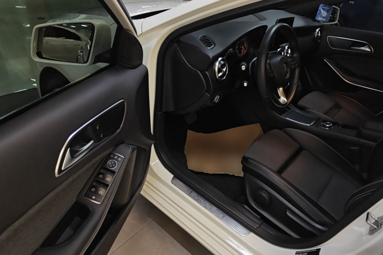 奔驰A级(进口) 2018款 A 200 动感型中控内饰20