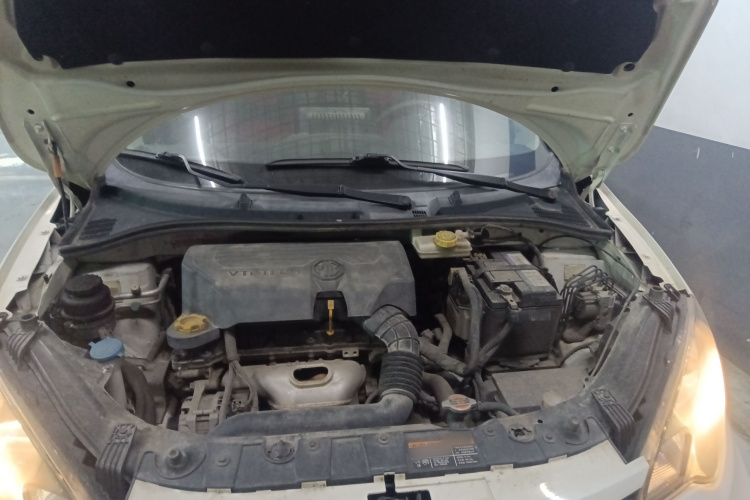 名爵3 2014款 1.5L AMT精英版机舱底盘24