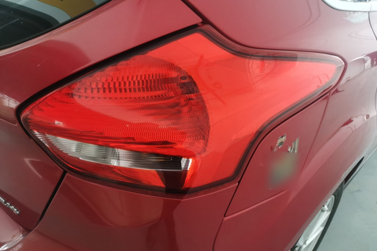 福特 福克斯 2017款 两厢 1.6L 手动风尚型智行版车身外观9