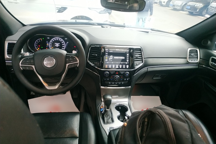 Jeep 大切诺基(进口) 2020款 3.0L 精英导航版中控内饰7002