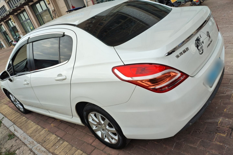 标致308 2014款 乐享版 经典 1.6L 手动优尚型车身外观4