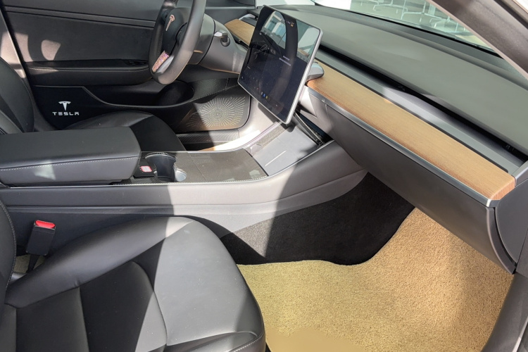 特斯拉 Model 3 2020款 长续航后轮驱动版中控内饰7003