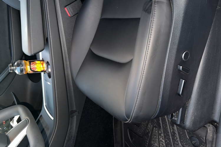 特斯拉 Model Y 2022款 改款 长续航全轮驱动版中控内饰7001