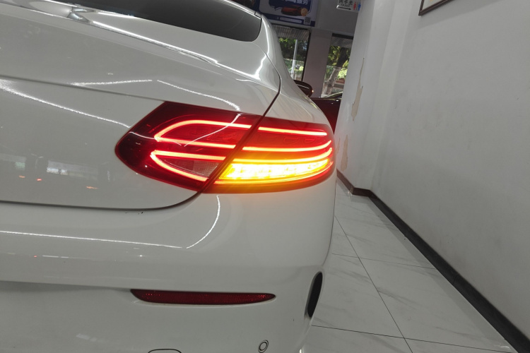 奔驰C级(进口) 2020款 C 260 轿跑车车身外观9