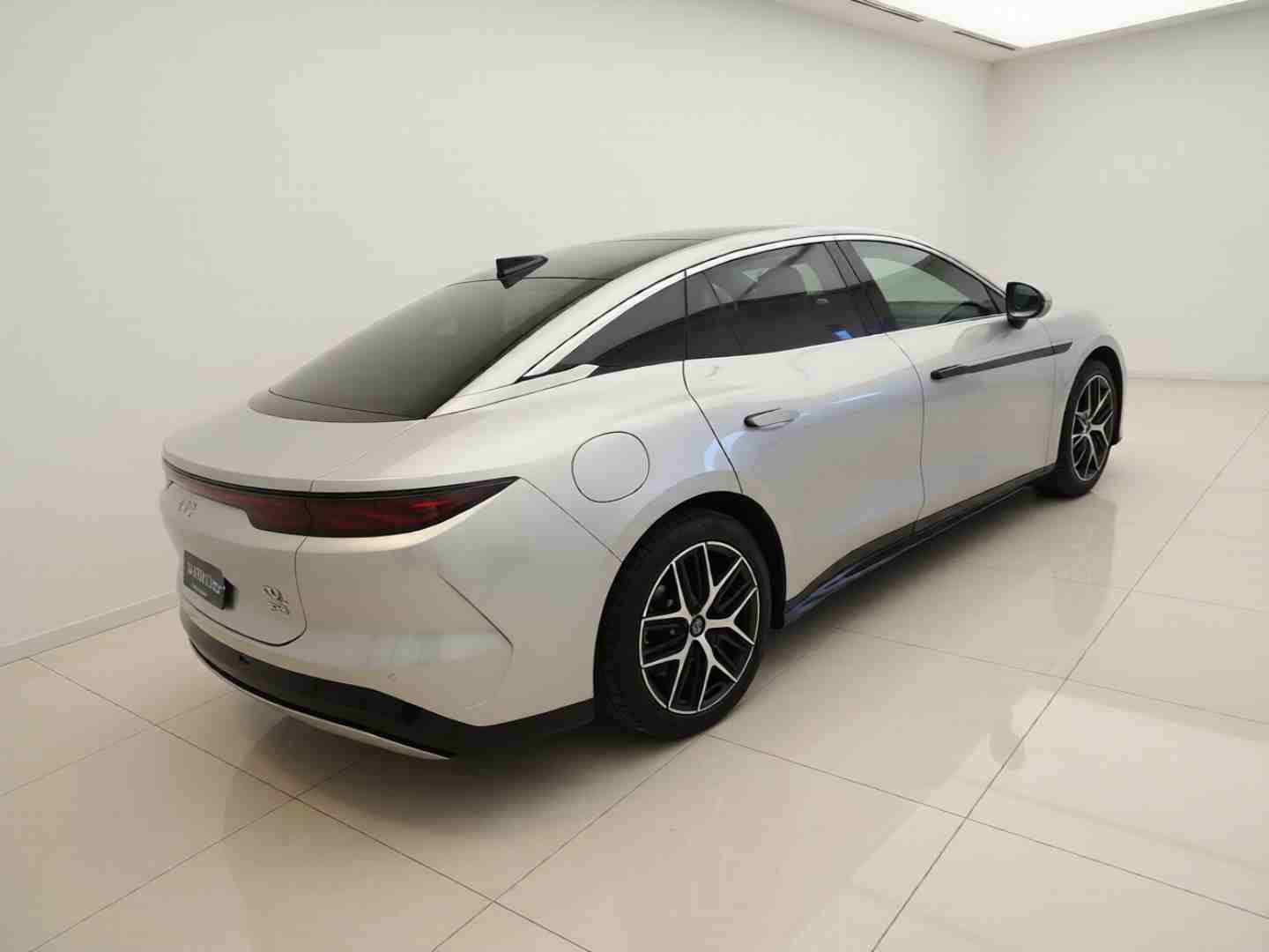 车辆右后45度外观展示