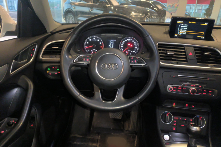 奥迪Q3 2018款 30周年年型 30 TFSI 时尚型中控内饰13