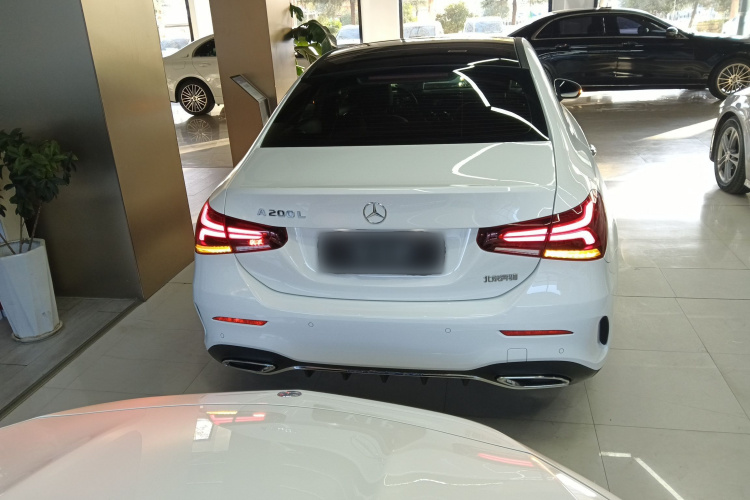 奔驰A级 2020款 改款 A 200 L 运动轿车动感型车身外观6
