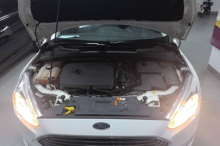 福特 福克斯 2018款 三厢经典 EcoBoost 180 自动精英型局部细节24