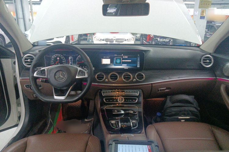 奔驰E级 2016款 E 300 L 运动豪华型中控内饰12