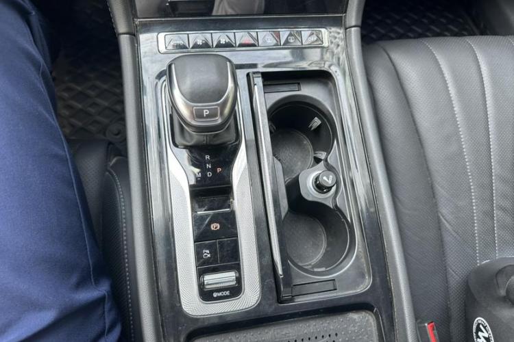 红旗H5 2024款 2.0T 自动智联旗畅版中控内饰7004