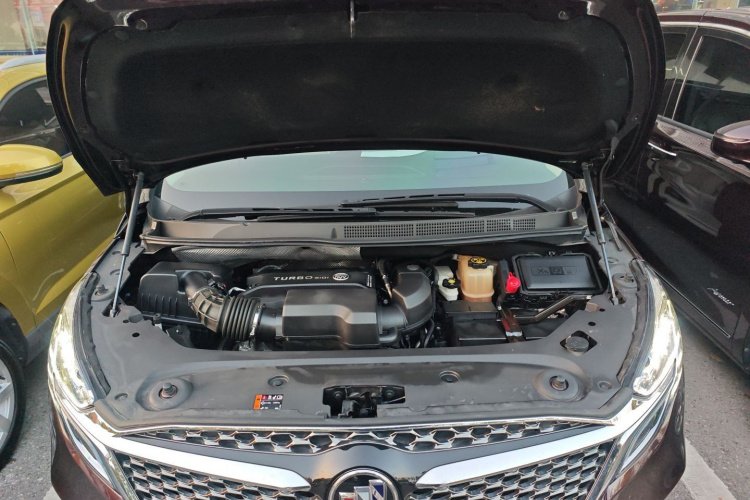 别克GL8 2020款 Avenir艾维亚 七座亲礼版机舱底盘24