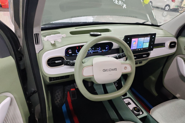 吉利银河 2025款 210km 熊猫骑士中控内饰13