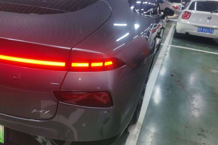 小鹏P7 2022款 586G车身外观9