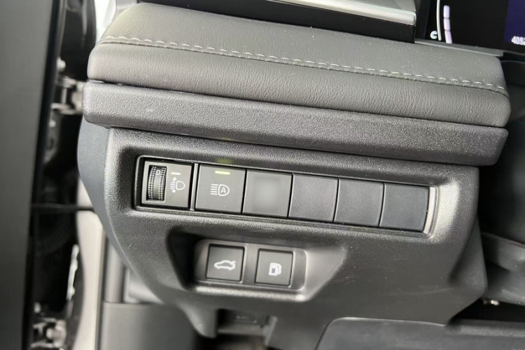 丰田 凯美瑞 2026款 双擎 2.0HSE 运动Lite版中控内饰7011