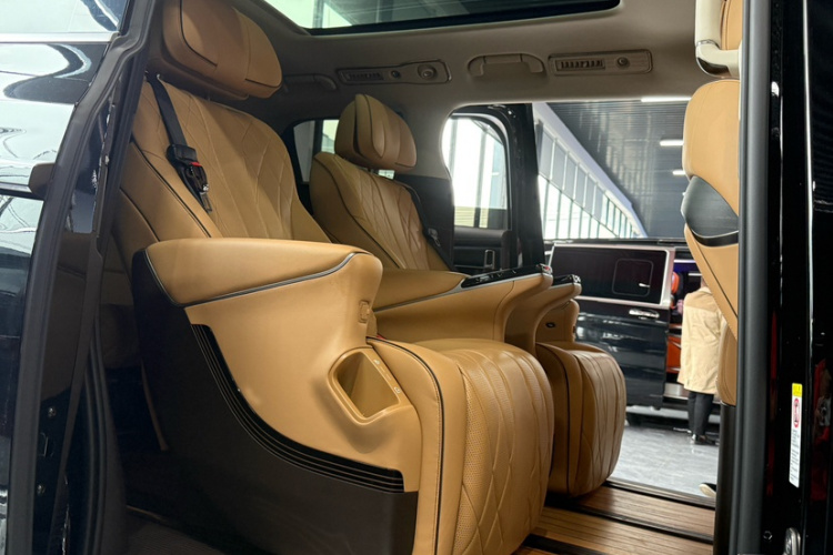 腾势D9 2024款 DM-i 980 四驱尊荣型中控内饰7008