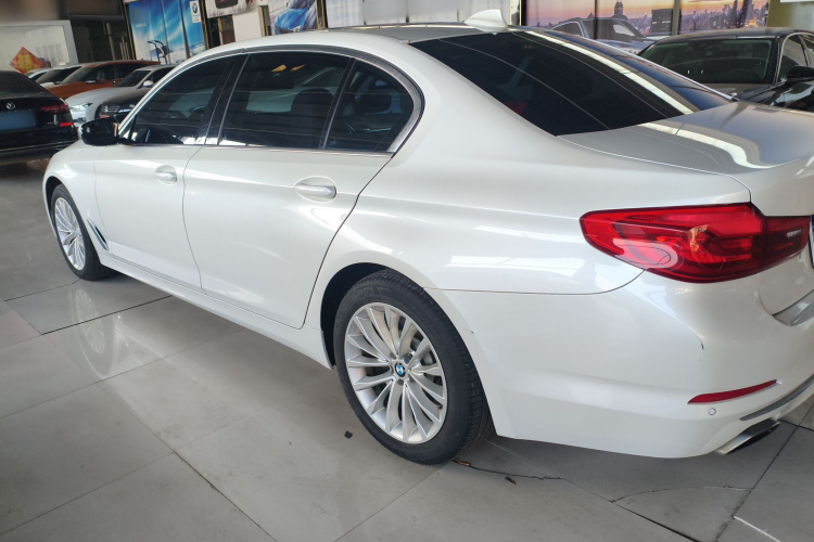 宝马5系 2019款 530Li 领先型 豪华套装车身外观4